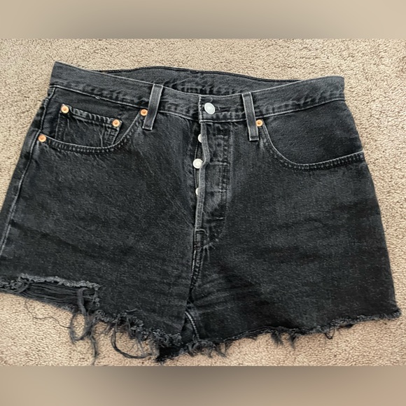 LEVI’S SHORTS - Picture 1 of 9